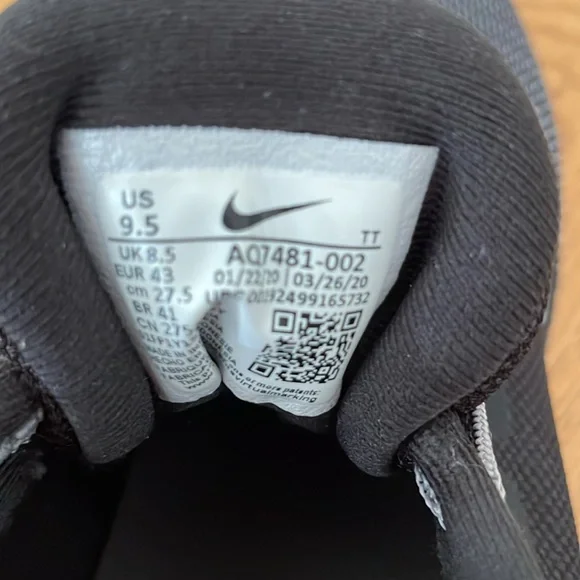 Men’s. Nike. 9.5 - Picture 3 of 5